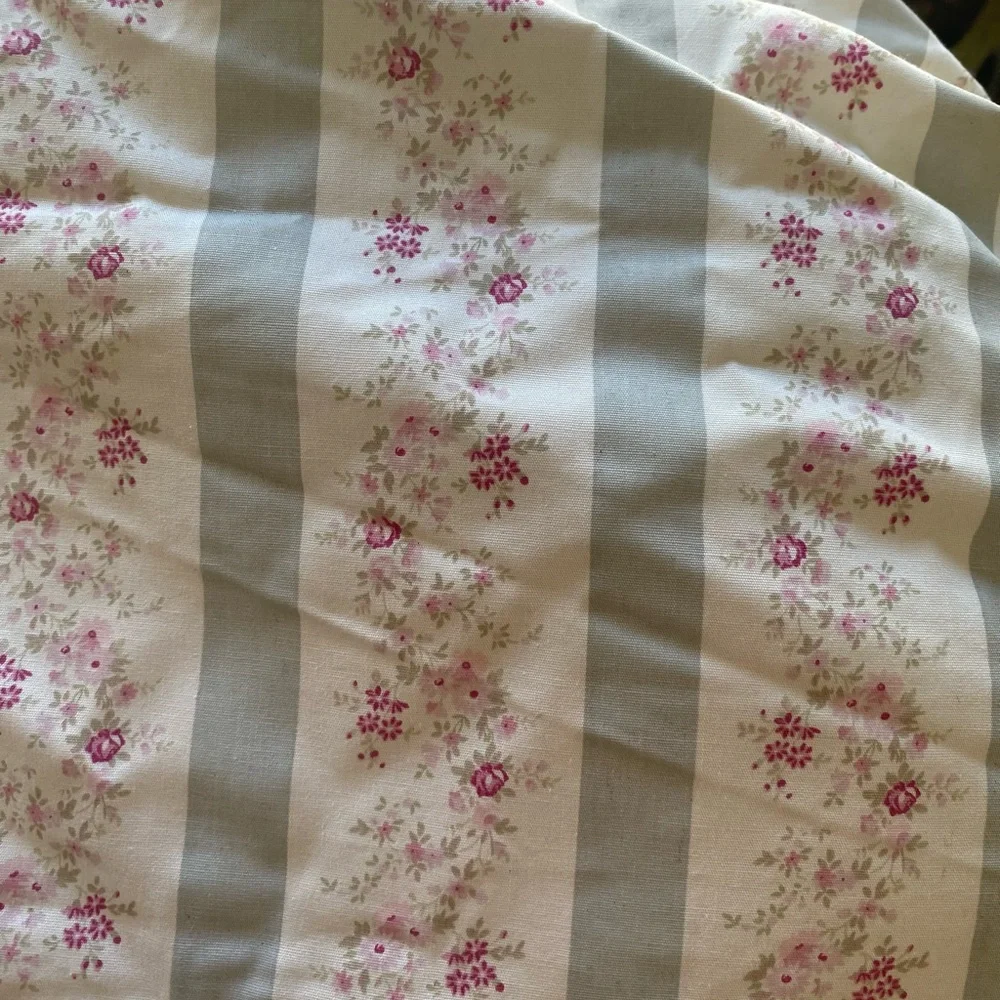 Rachel Ashwell Cozy Cream and floral Dog Bed. This is Vintage and retired.